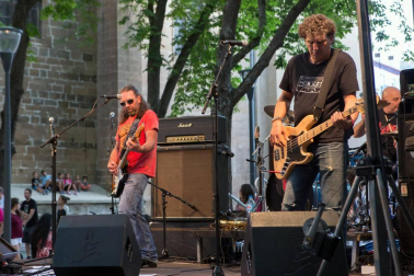 La plazuela de San José acogió el lunes 8 de agosto una nueva sesión del ciclo musical de verano 'Version-ando'. En esta ocasión fue el grupo 'Leña al mono' el que ambientó con sus versiones de la mítica banda Leño este rincón del casco antiguo pamplonés. El ciclo finalizará el próximo 22 de agosto con la actuación del grupo Soul Meeting.
