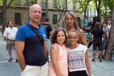 La plazuela de San José acogió el lunes 8 de agosto una nueva sesión del ciclo musical de verano 'Version-ando'. En esta ocasión fue el grupo 'Leña al mono' el que ambientó con sus versiones de la mítica banda Leño este rincón del casco antiguo pamplonés. El ciclo finalizará el próximo 22 de agosto con la actuación del grupo Soul Meeting.