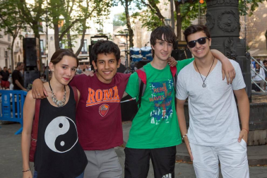 La plazuela de San José acogió el lunes 8 de agosto una nueva sesión del ciclo musical de verano 'Version-ando'. En esta ocasión fue el grupo 'Leña al mono' el que ambientó con sus versiones de la mítica banda Leño este rincón del casco antiguo pamplonés. El ciclo finalizará el próximo 22 de agosto con la actuación del grupo Soul Meeting.