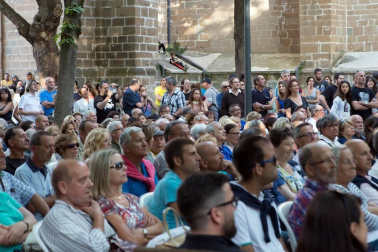 La plazuela de San José acogió el lunes 8 de agosto una nueva sesión del ciclo musical de verano 'Version-ando'. En esta ocasión fue el grupo 'Leña al mono' el que ambientó con sus versiones de la mítica banda Leño este rincón del casco antiguo pamplonés. El ciclo finalizará el próximo 22 de agosto con la actuación del grupo Soul Meeting.