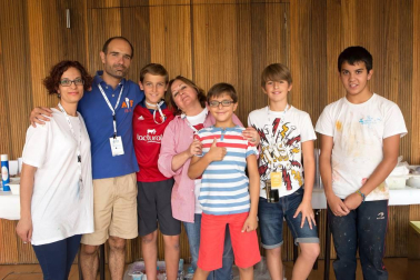 Una experiencia transformadora para el encuentro vocacional y el desarrollo personal. Así se define 'Campus promete', una apuesta por el desarrollo individual total dirigido a niños y jóvenes de entre 8 y 18 años. En Pamplona, el campus se ha desarrollado durante la primera semana de agosto en las diferentes salas de Baluarte. En él, un centenar de participantes han desarrollado un proyecto personal en una de las ocho áreas organizadas: La Palabra; Música, Arte y Diseño; Artes Escénicas; Artes Audiovisuales; Vida y Naturaleza; Ciencia y Tecnología y Persona y Sociedad.