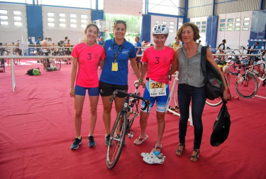 El pasado domingo 7 de agosto se disputó la XX Edición del Triatlón Olímpico y V del Triatlón Popular del Club Natación Pamplona en el que tomaron parte más de 200 deportistas. Ignacio Maeztu y Nuria Rodríguez se adjudicaron la victoria en el Triatlón Olímpico y Ludivine Delriu y Gorka González hicieron lo propio en el popular.
Además del plano deportivo, esta edición fue muy especial porque tenía un tinte solidario: parte de los ingresos recaudados por las inscripciones se destinarán a la Fundación para la lucha contra el síndrome de Dravet.