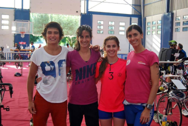 El pasado domingo 7 de agosto se disputó la XX Edición del Triatlón Olímpico y V del Triatlón Popular del Club Natación Pamplona en el que tomaron parte más de 200 deportistas. Ignacio Maeztu y Nuria Rodríguez se adjudicaron la victoria en el Triatlón Olímpico y Ludivine Delriu y Gorka González hicieron lo propio en el popular.
Además del plano deportivo, esta edición fue muy especial porque tenía un tinte solidario: parte de los ingresos recaudados por las inscripciones se destinarán a la Fundación para la lucha contra el síndrome de Dravet.