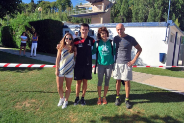 El pasado domingo 7 de agosto se disputó la XX Edición del Triatlón Olímpico y V del Triatlón Popular del Club Natación Pamplona en el que tomaron parte más de 200 deportistas. Ignacio Maeztu y Nuria Rodríguez se adjudicaron la victoria en el Triatlón Olímpico y Ludivine Delriu y Gorka González hicieron lo propio en el popular.
Además del plano deportivo, esta edición fue muy especial porque tenía un tinte solidario: parte de los ingresos recaudados por las inscripciones se destinarán a la Fundación para la lucha contra el síndrome de Dravet.