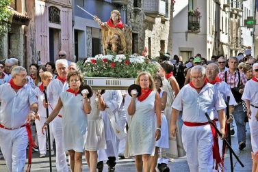 Imágenes de la procesión en honor a San Miguel que celebró este domingo la localidad navarra de Aoiz
