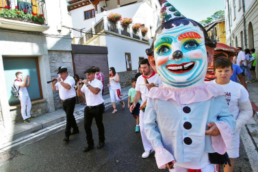 Imágenes de la procesión en honor a San Miguel que celebró este domingo la localidad navarra de Aoiz