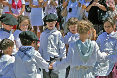 Imágenes de la procesión en honor a San Miguel que celebró este domingo la localidad navarra de Aoiz