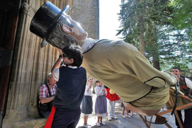 Imágenes de la procesión en honor a San Miguel que celebró este domingo la localidad navarra de Aoiz