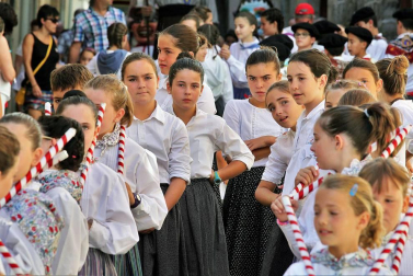 Imágenes de la procesión en honor a San Miguel que celebró este domingo la localidad navarra de Aoiz