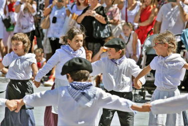 Imágenes de la procesión en honor a San Miguel que celebró este domingo la localidad navarra de Aoiz