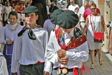 Imágenes de la procesión en honor a San Miguel que celebró este domingo la localidad navarra de Aoiz