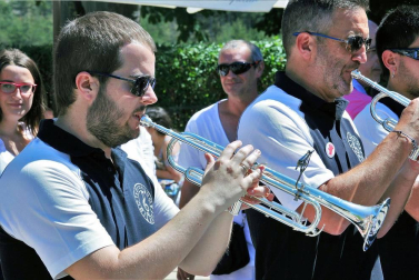 Imágenes de la procesión en honor a San Miguel que celebró este domingo la localidad navarra de Aoiz