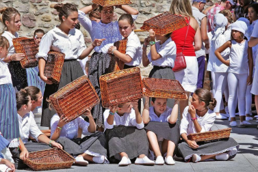 Imágenes de la procesión en honor a San Miguel que celebró este domingo la localidad navarra de Aoiz