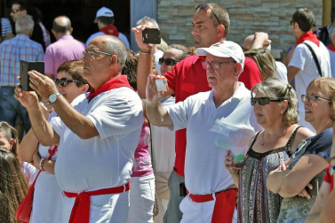 Imágenes de la procesión en honor a San Miguel que celebró este domingo la localidad navarra de Aoiz