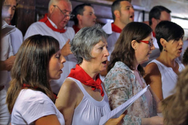 Imágenes de la procesión en honor a San Miguel que celebró este domingo la localidad navarra de Aoiz