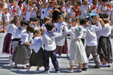 Imágenes de la procesión en honor a San Miguel que celebró este domingo la localidad navarra de Aoiz