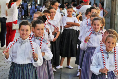 Imágenes de la procesión en honor a San Miguel que celebró este domingo la localidad navarra de Aoiz