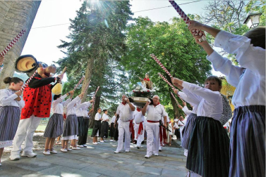 Imágenes de la procesión en honor a San Miguel que celebró este domingo la localidad navarra de Aoiz