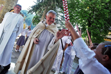 Imágenes de la procesión en honor a San Miguel que celebró este domingo la localidad navarra de Aoiz