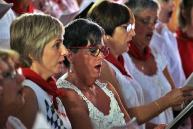 Imágenes de la procesión en honor a San Miguel que celebró este domingo la localidad navarra de Aoiz