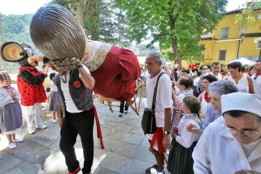 Imágenes de la procesión en honor a San Miguel que celebró este domingo la localidad navarra de Aoiz