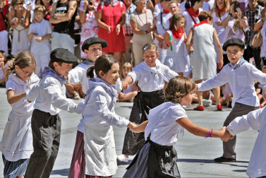Imágenes de la procesión en honor a San Miguel que celebró este domingo la localidad navarra de Aoiz