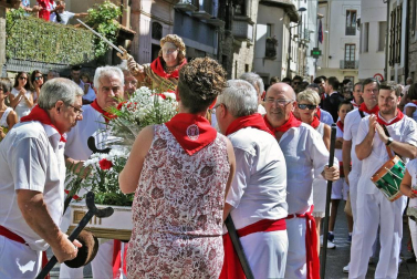 Imágenes de la procesión en honor a San Miguel que celebró este domingo la localidad navarra de Aoiz