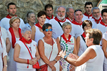 Imágenes de la procesión en honor a San Miguel que celebró este domingo la localidad navarra de Aoiz