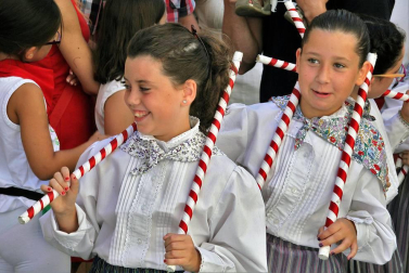 Imágenes de la procesión en honor a San Miguel que celebró este domingo la localidad navarra de Aoiz