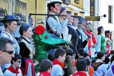 Imágenes de la procesión en honor a San Miguel que celebró este domingo la localidad navarra de Aoiz