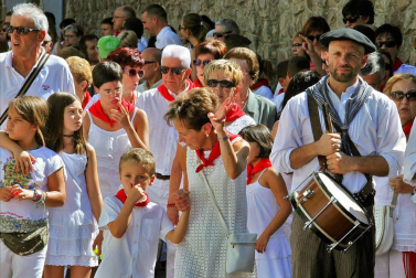 Imágenes de la procesión en honor a San Miguel que celebró este domingo la localidad navarra de Aoiz