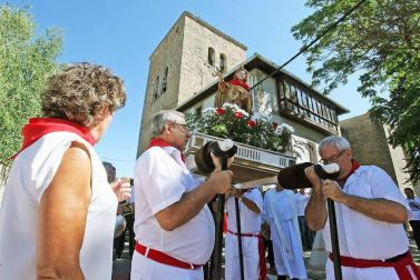 Imágenes de la procesión en honor a San Miguel que celebró este domingo la localidad navarra de Aoiz