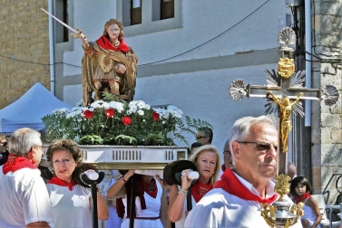 Imágenes de la procesión en honor a San Miguel que celebró este domingo la localidad navarra de Aoiz