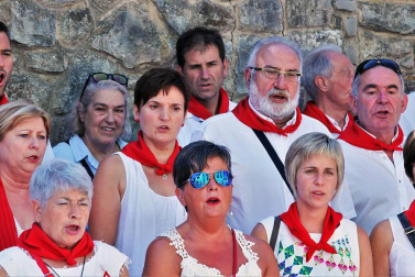 Imágenes de la procesión en honor a San Miguel que celebró este domingo la localidad navarra de Aoiz