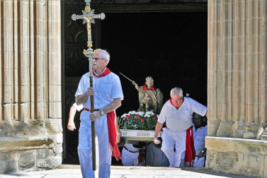 Imágenes de la procesión en honor a San Miguel que celebró este domingo la localidad navarra de Aoiz