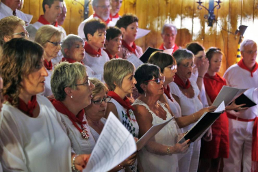 Imágenes de la procesión en honor a San Miguel que celebró este domingo la localidad navarra de Aoiz