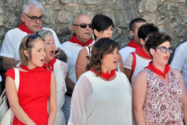 Imágenes de la procesión en honor a San Miguel que celebró este domingo la localidad navarra de Aoiz