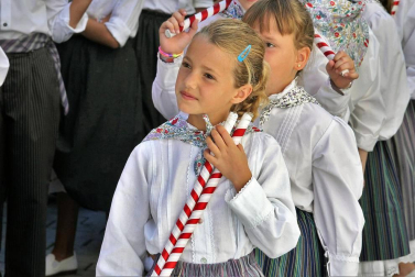 Imágenes de la procesión en honor a San Miguel que celebró este domingo la localidad navarra de Aoiz