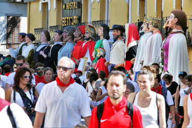 Imágenes de la procesión en honor a San Miguel que celebró este domingo la localidad navarra de Aoiz