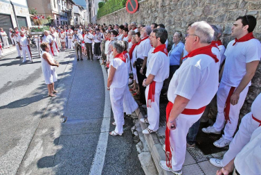Imágenes de la procesión en honor a San Miguel que celebró este domingo la localidad navarra de Aoiz