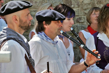Imágenes de la procesión en honor a San Miguel que celebró este domingo la localidad navarra de Aoiz