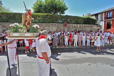 Imágenes de la procesión en honor a San Miguel que celebró este domingo la localidad navarra de Aoiz