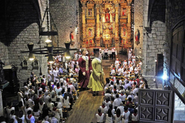 Imágenes de la procesión en honor a San Miguel que celebró este domingo la localidad navarra de Aoiz