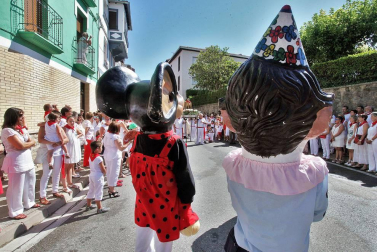 Imágenes de la procesión en honor a San Miguel que celebró este domingo la localidad navarra de Aoiz