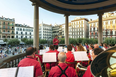 El ciclo 'Tocando al viento' trajo el viernes 12 de agosto la actuación de Alai Taldea de Garínoain, que amenizó la tarde al numeroso público presente con una sesión en la que combinó diferentes estilos musicales, como pasodobles, versiones de rock o bandas sonoras de películas.
