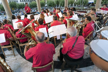 El ciclo 'Tocando al viento' trajo el viernes 12 de agosto la actuación de Alai Taldea de Garínoain, que amenizó la tarde al numeroso público presente con una sesión en la que combinó diferentes estilos musicales, como pasodobles, versiones de rock o bandas sonoras de películas.