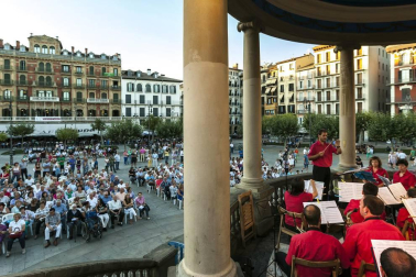El ciclo 'Tocando al viento' trajo el viernes 12 de agosto la actuación de Alai Taldea de Garínoain, que amenizó la tarde al numeroso público presente con una sesión en la que combinó diferentes estilos musicales, como pasodobles, versiones de rock o bandas sonoras de películas.