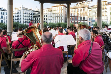 El ciclo 'Tocando al viento' trajo el viernes 12 de agosto la actuación de Alai Taldea de Garínoain, que amenizó la tarde al numeroso público presente con una sesión en la que combinó diferentes estilos musicales, como pasodobles, versiones de rock o bandas sonoras de películas.