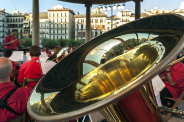 El ciclo 'Tocando al viento' trajo el viernes 12 de agosto la actuación de Alai Taldea de Garínoain, que amenizó la tarde al numeroso público presente con una sesión en la que combinó diferentes estilos musicales, como pasodobles, versiones de rock o bandas sonoras de películas.