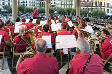 El ciclo 'Tocando al viento' trajo el viernes 12 de agosto la actuación de Alai Taldea de Garínoain, que amenizó la tarde al numeroso público presente con una sesión en la que combinó diferentes estilos musicales, como pasodobles, versiones de rock o bandas sonoras de películas.
